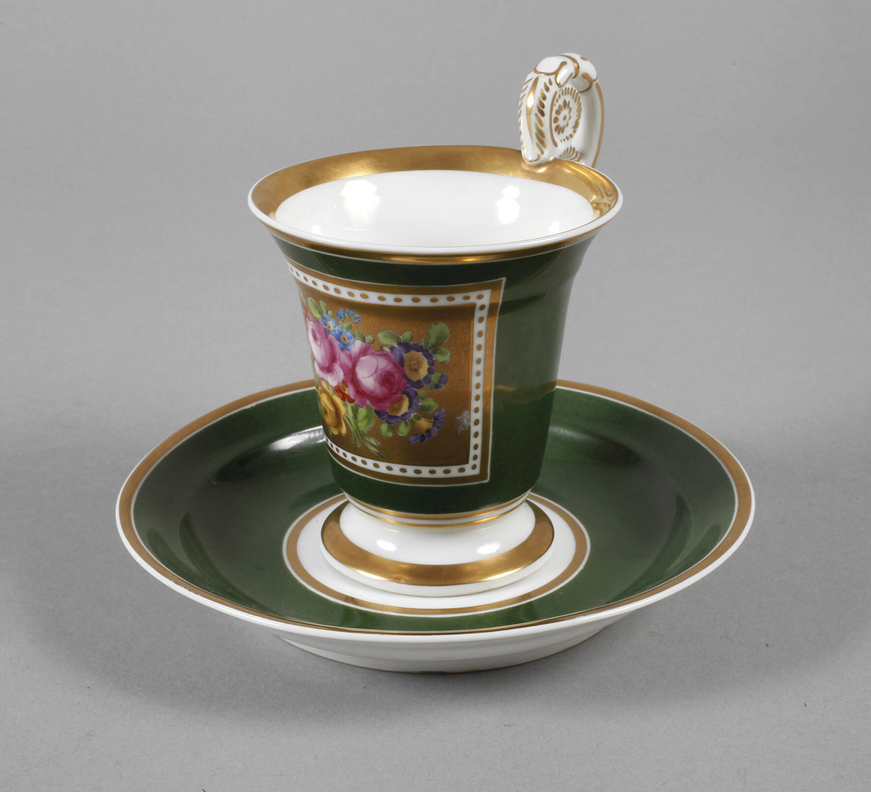 KPM Berlin Sammeltasse mit Blumenmalerei