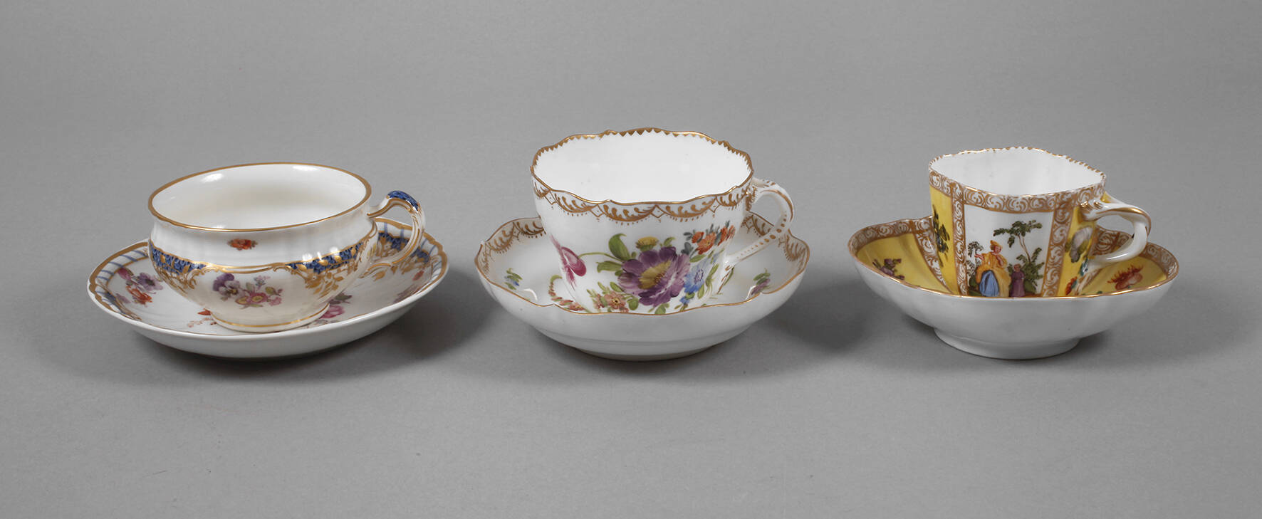 Drei Sammeltassen mit Blumenmalerei