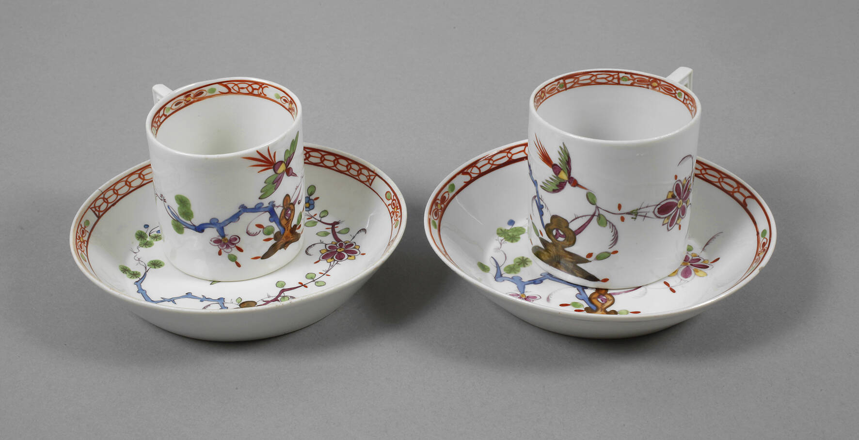 Meissen Paar Tassen mit Kakiemondekor