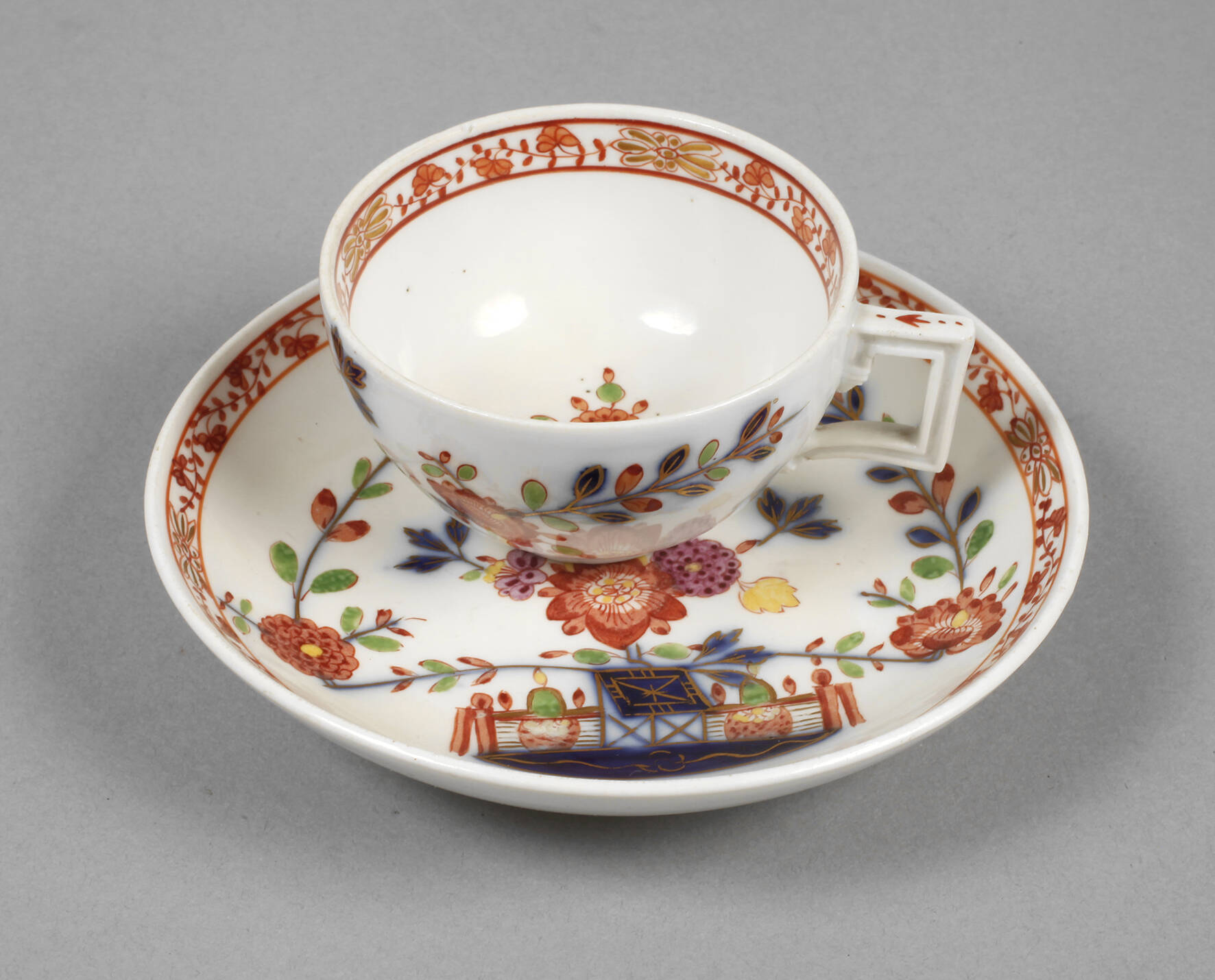 Meissen Tasse und Untertasse mit Kakiemondekor