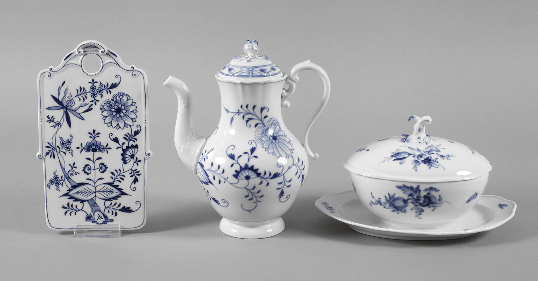 Meissen Konvolut Serviceteile mit Blaumalerei