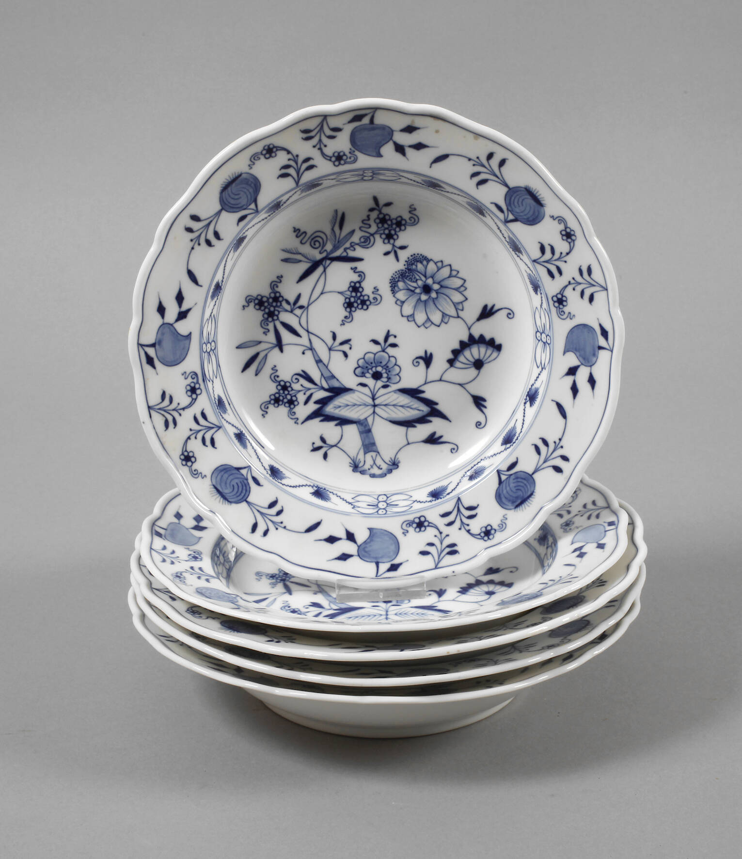 Meissen fünf Suppenteller "Zwiebelmuster"