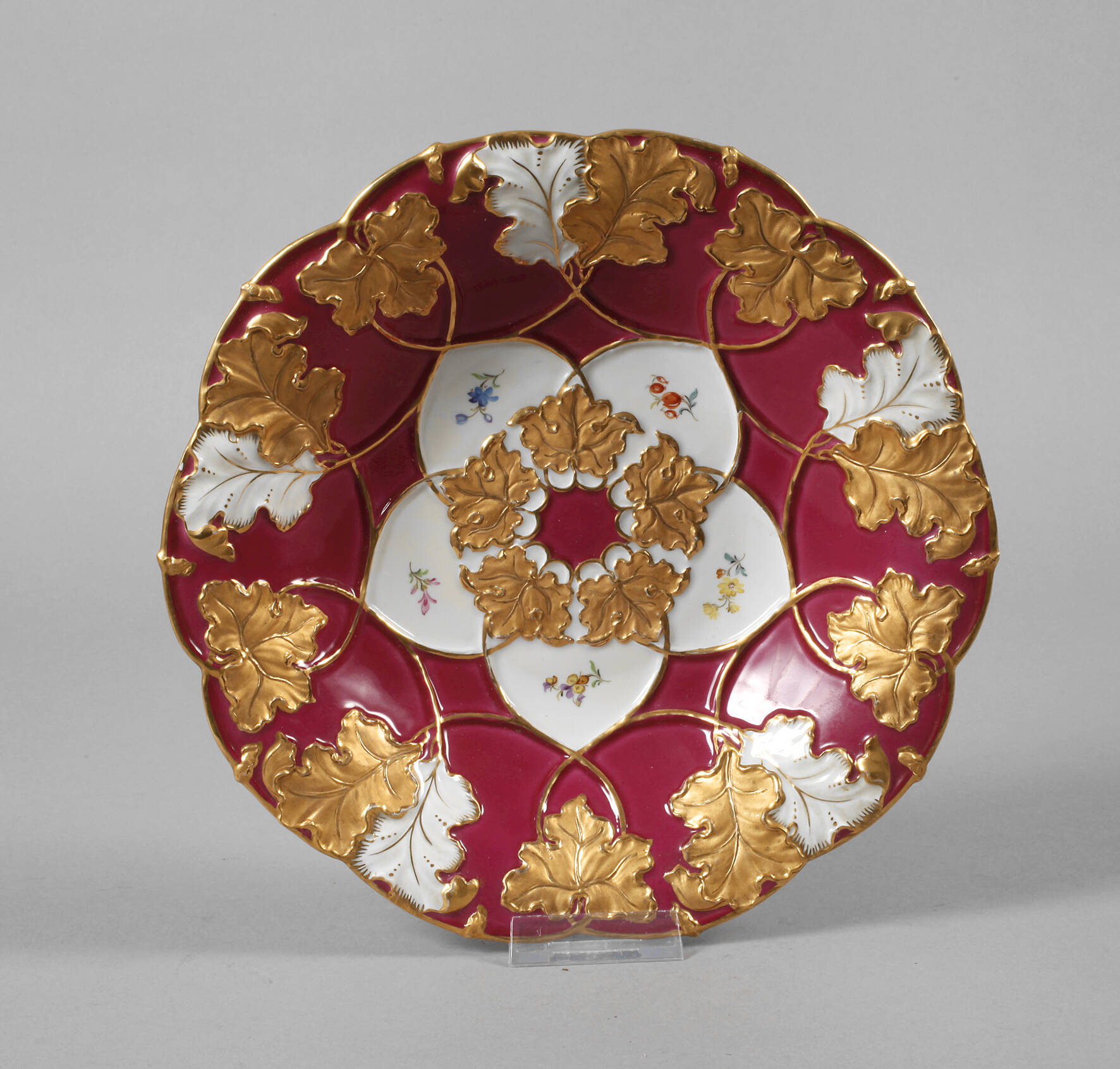 Meissen Prunkschale mit Fond und Streublümchendekor