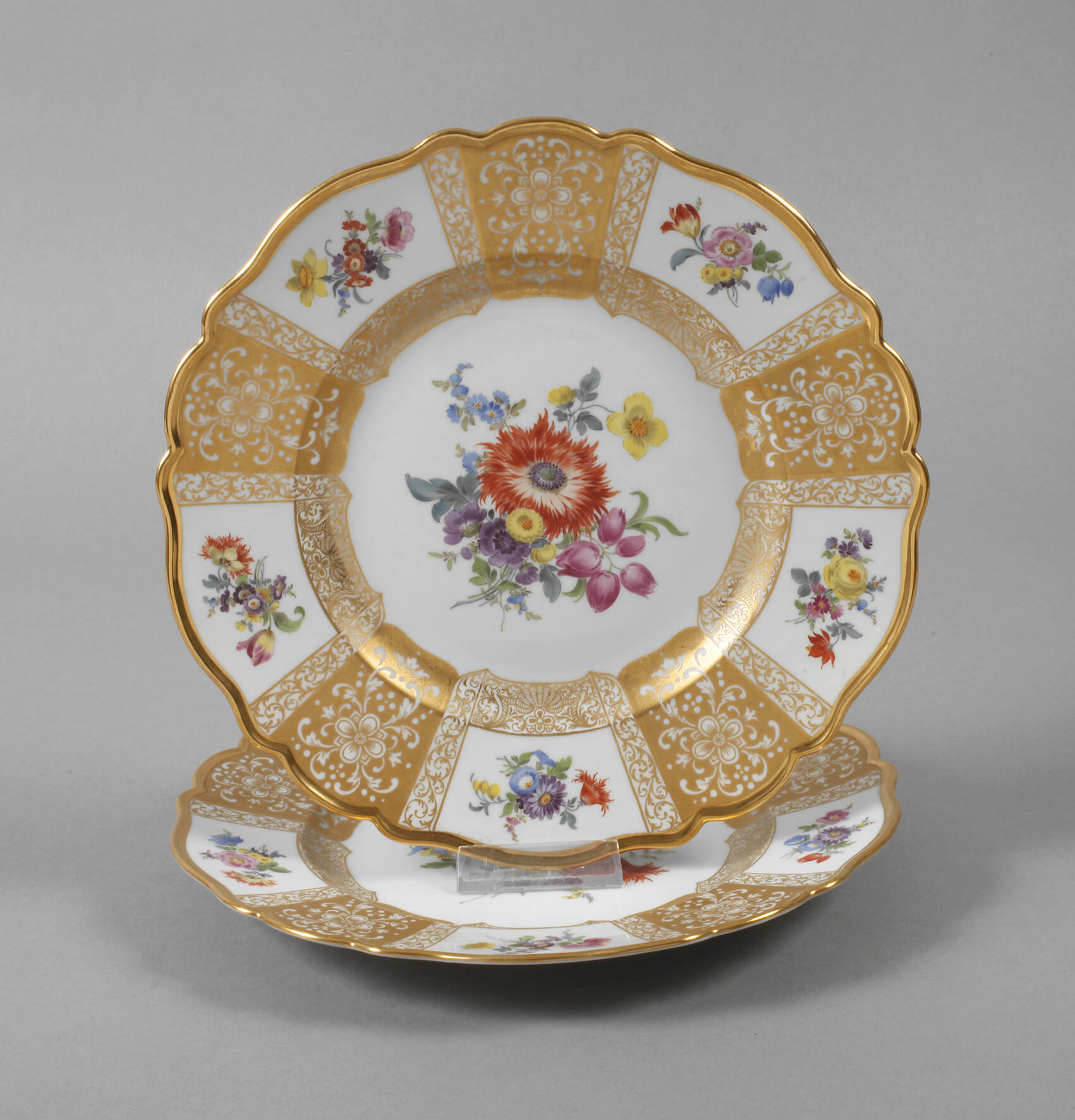 Meissen zwei Prunkteller "Reiches Bukett"