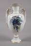 Meissen "Henkelvase" mit Blumenmalerei