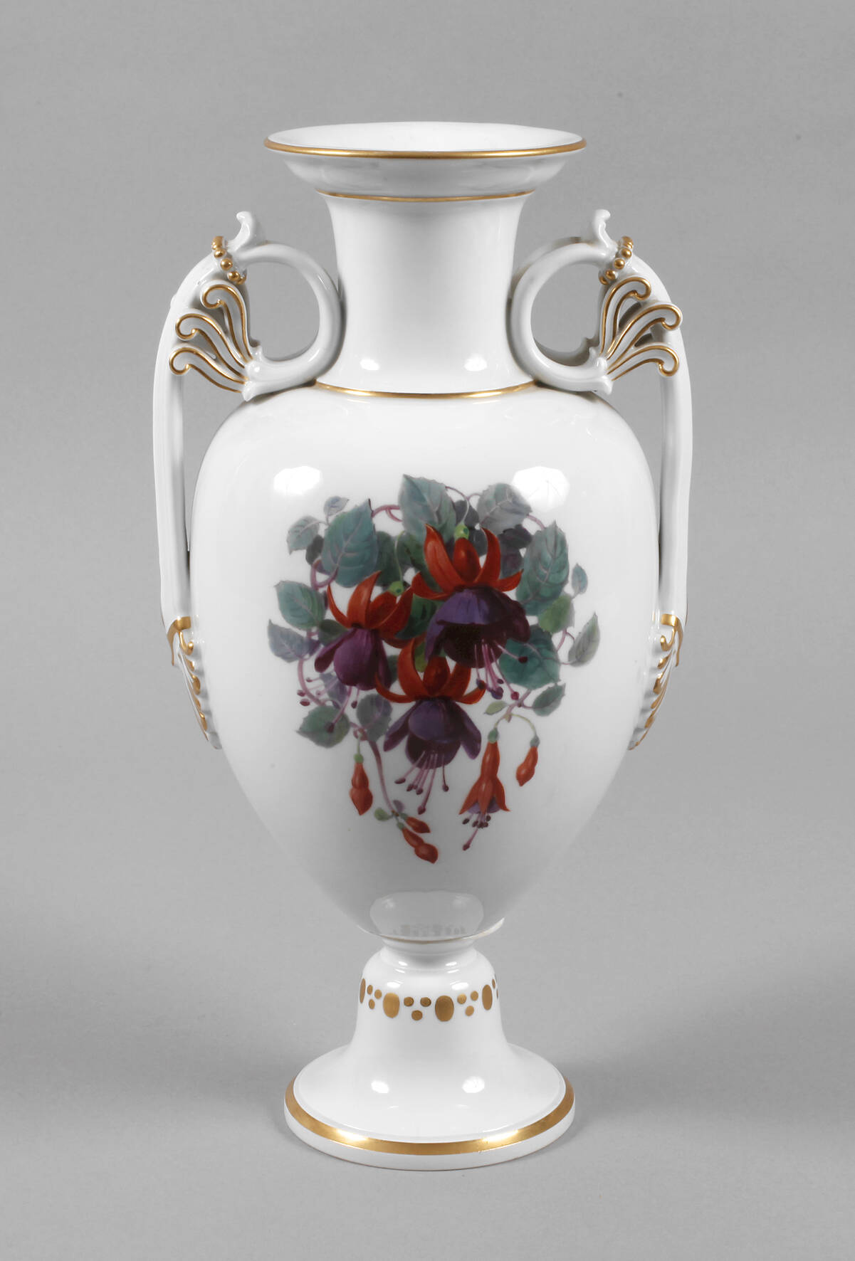 Meissen "Henkelvase" mit Blumenmalerei