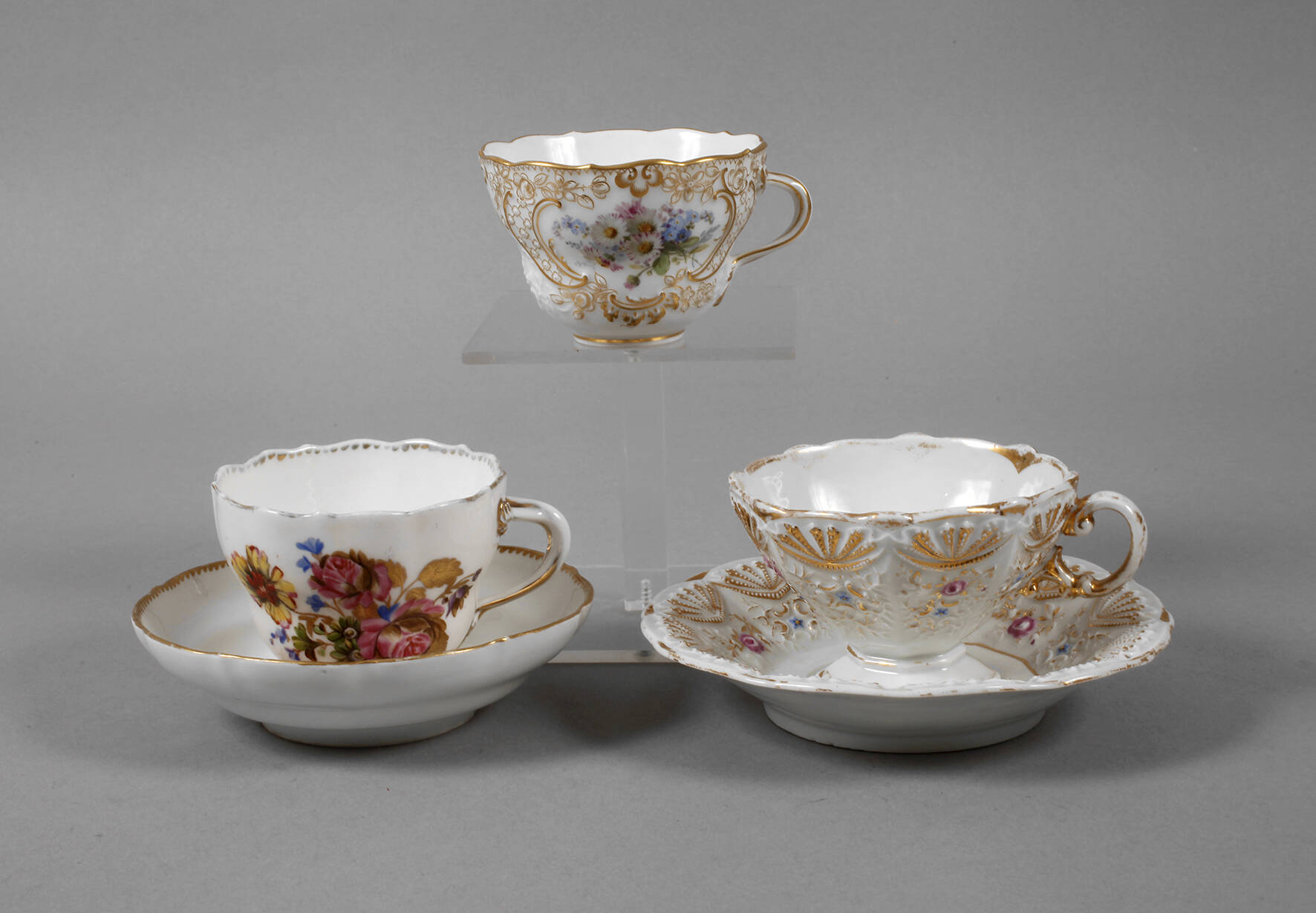 Meissen drei Sammeltassen mit Blumenmalerei