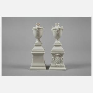 Nymphenburg Paar "Tischväschen mit Postament"
