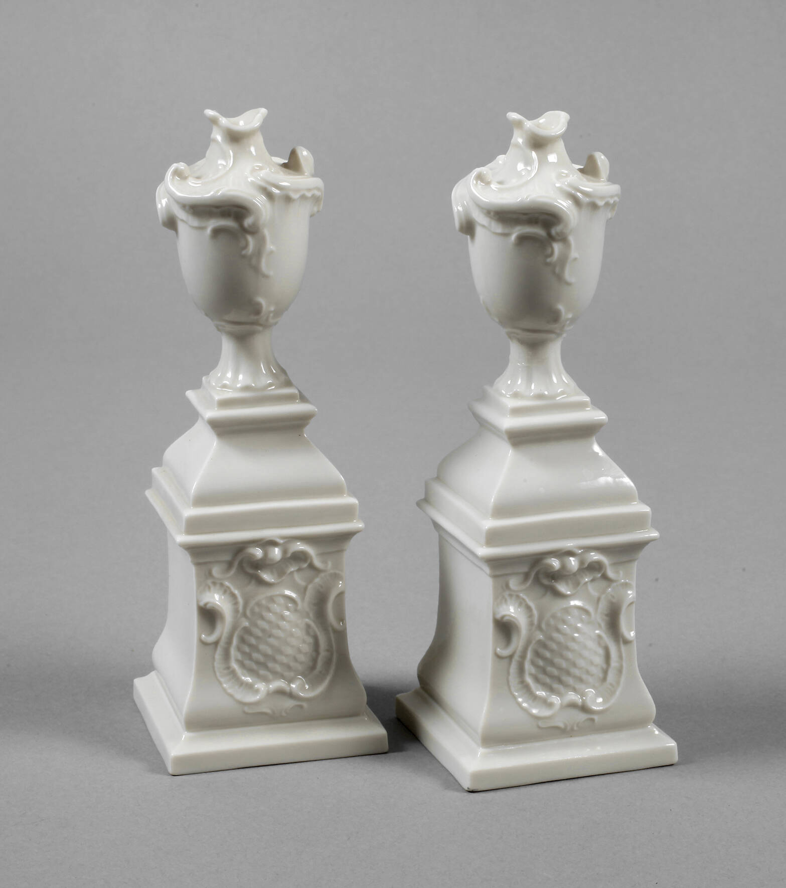 Nymphenburg Paar "Tischväschen mit Postament"