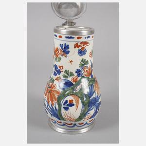 Fayencebirnenkrug mit Blumenmalerei