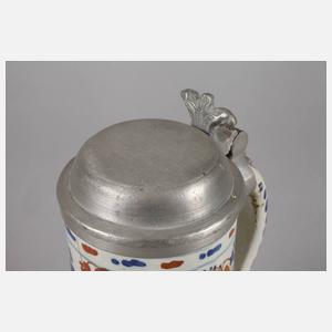 Fayencebirnenkrug mit Blumenmalerei