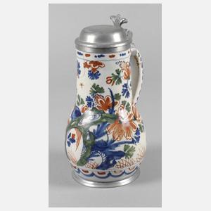 Fayencebirnenkrug mit Blumenmalerei