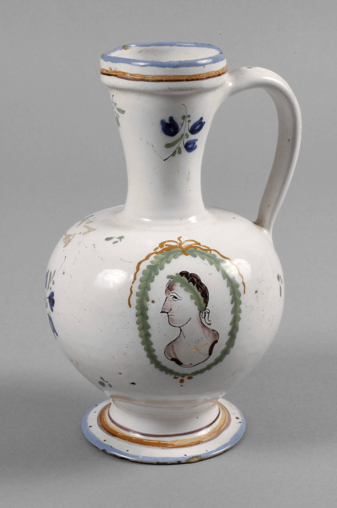Klassizistische Fayencekanne