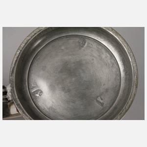 Massiver Fayencewalzenkrug mit Frauenfiguren