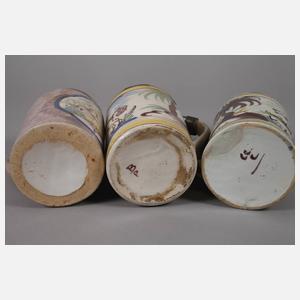 Drei Fayencewalzenkrüge