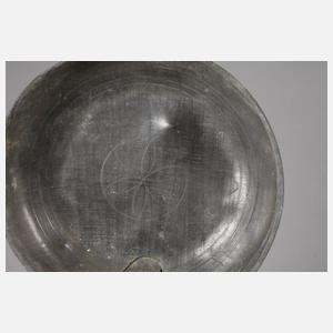 Drei Fayencewalzenkrüge