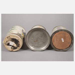 Drei Fayencewalzenkrüge