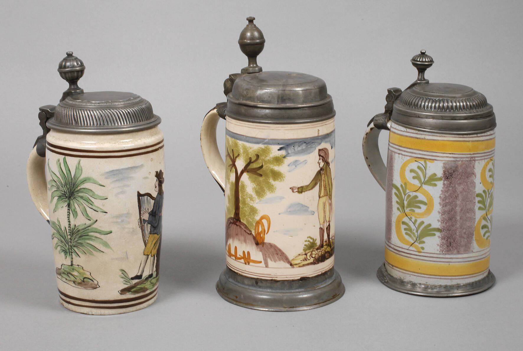 Drei Fayencewalzenkrüge