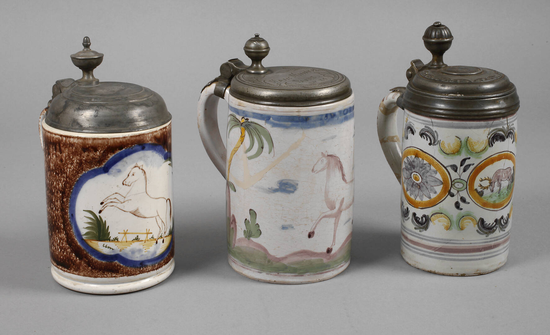 Drei Fayencewalzenkrüge