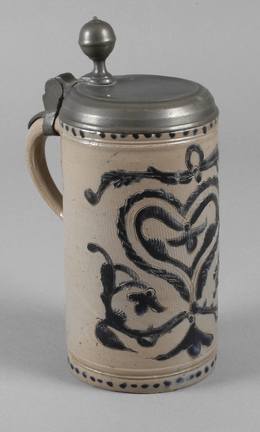 Massiver Westerwälder Ritzkrug