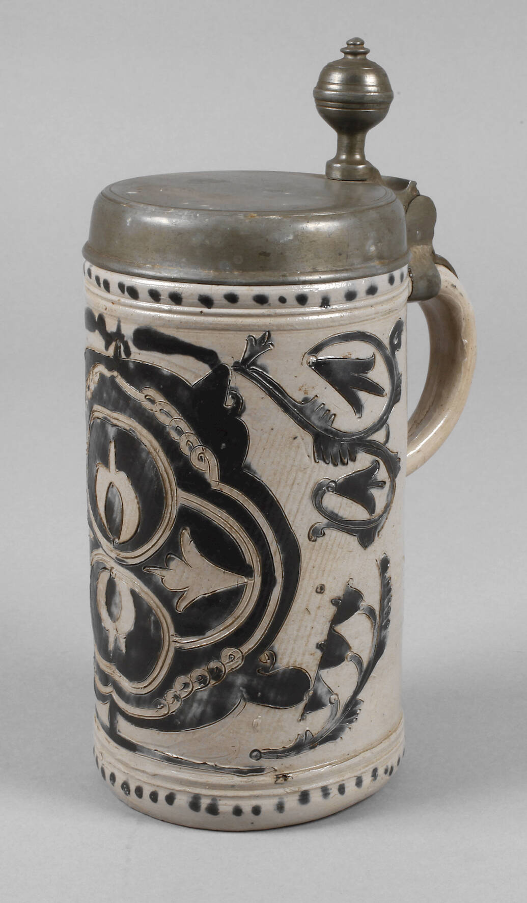 Massiver Westerwälder Ritzkrug