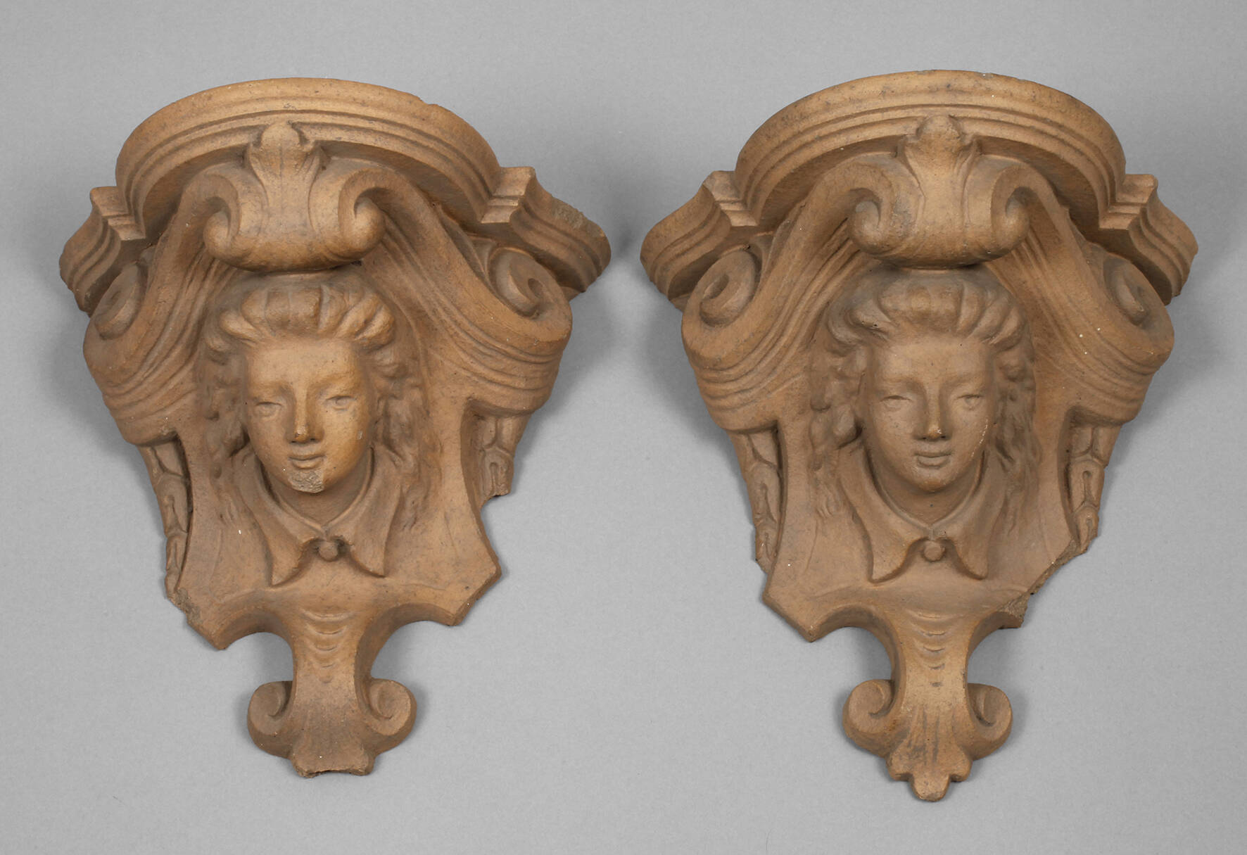 Zwei figürliche Wandappliken