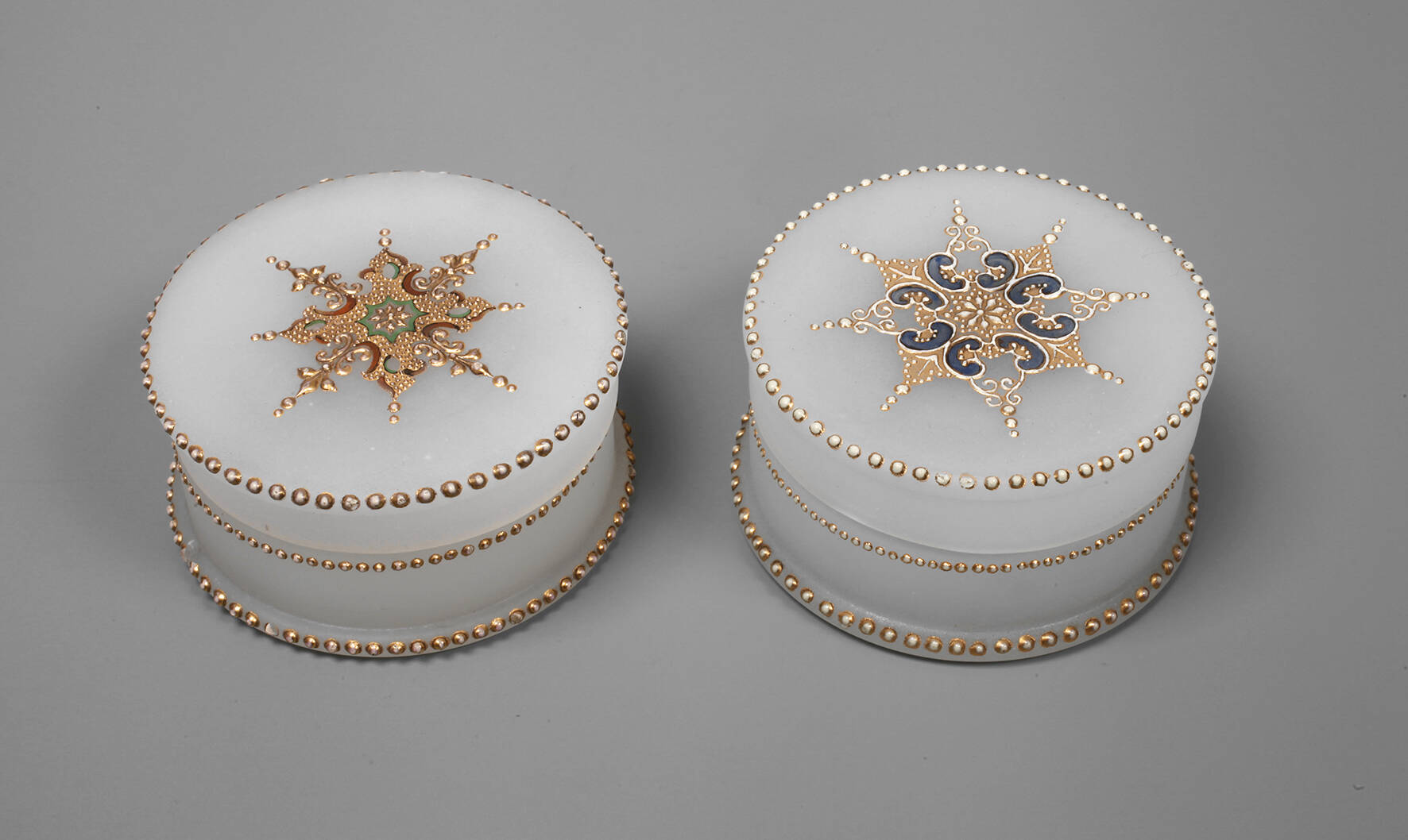 Zwei Dosen Alabasterglas