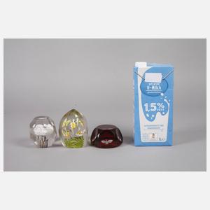 Drei Paperweights