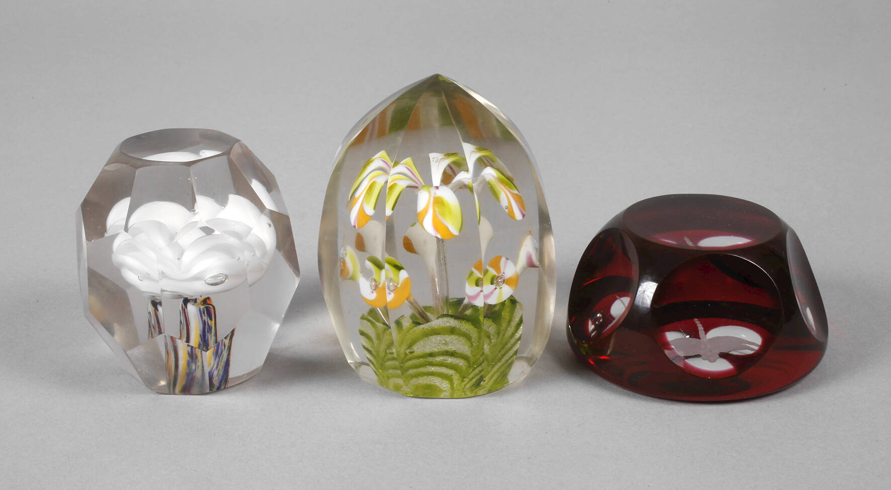 Drei Paperweights