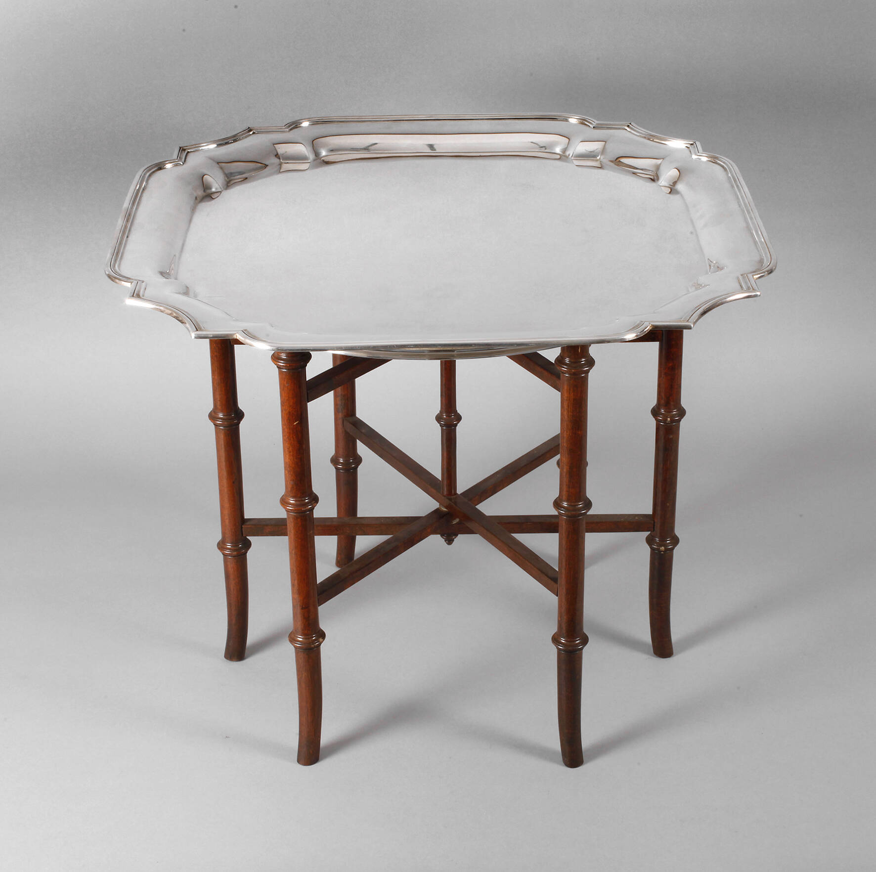 Teetisch mit Silbertablett