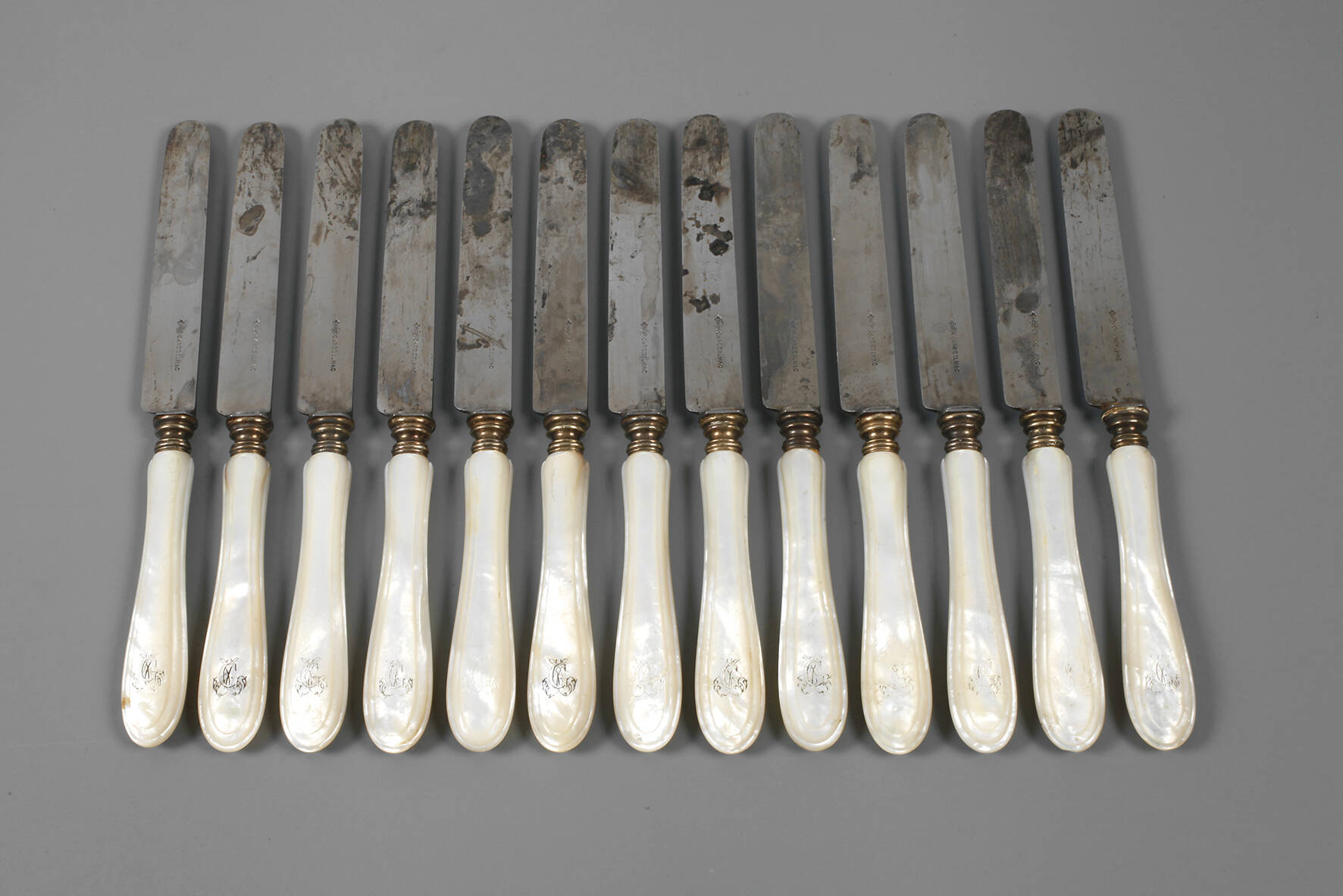 Zwölf Messer mit Perlmuttgriffen