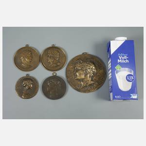 Fünf Bronzeplaketten
