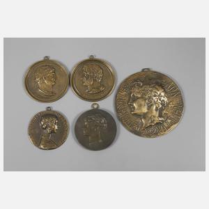 Fünf Bronzeplaketten