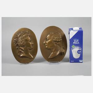 Paar Bronzeplaketten