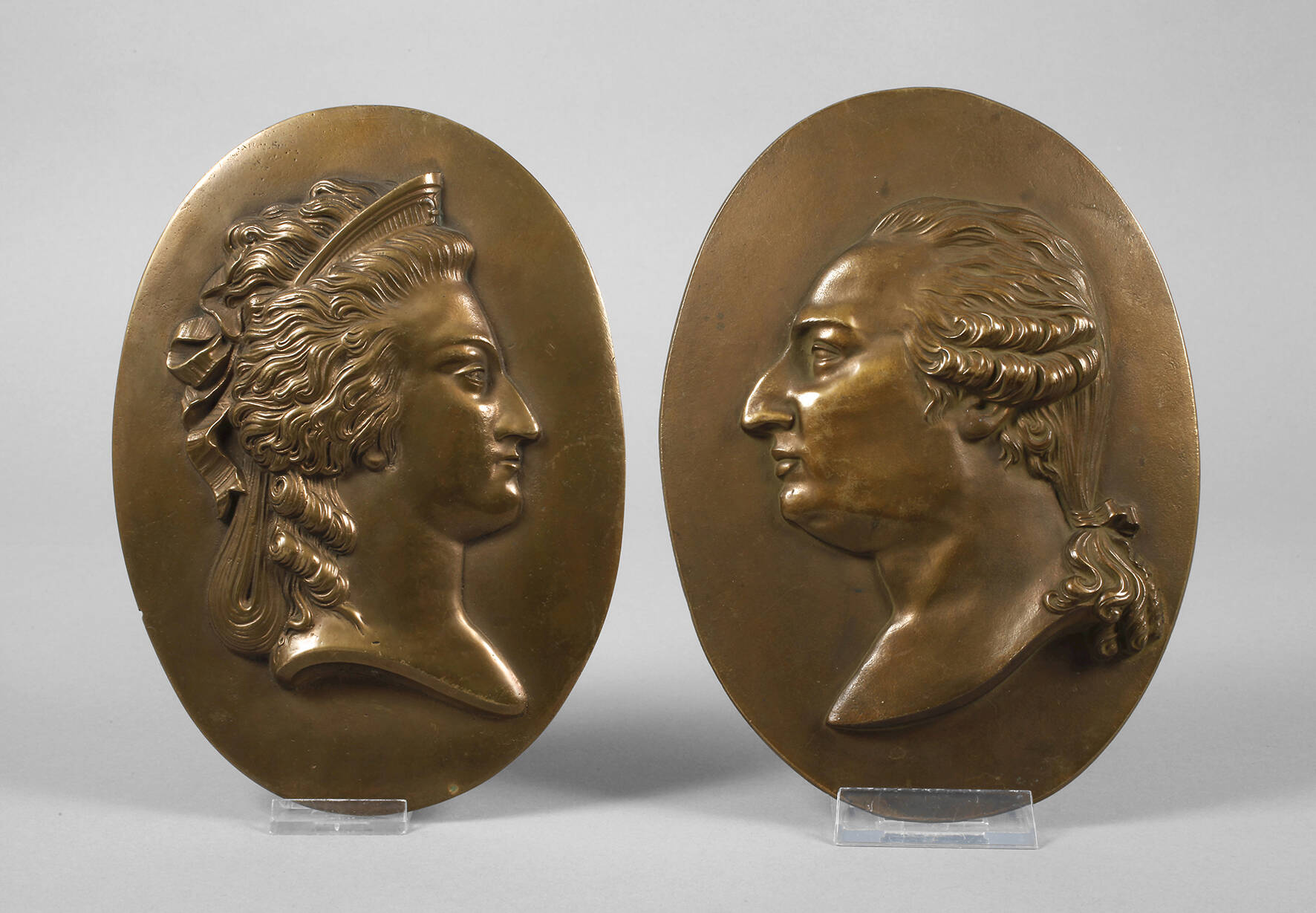 Paar Bronzeplaketten