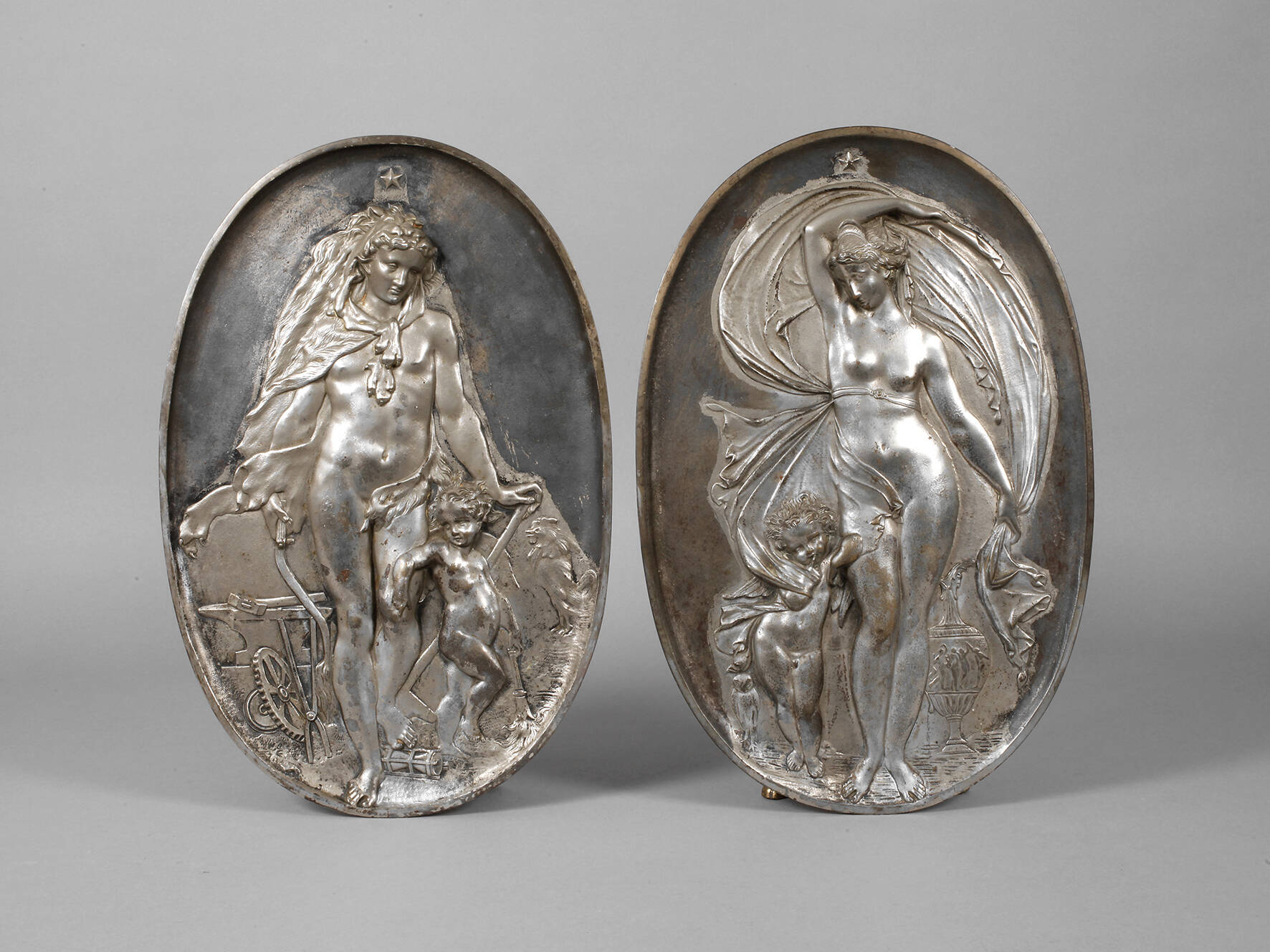 Paar allegorische Wandreliefs