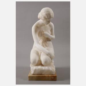 Kniender Mädchenakt nach dem Bade