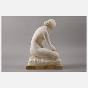 Kniender Mädchenakt nach dem Bade