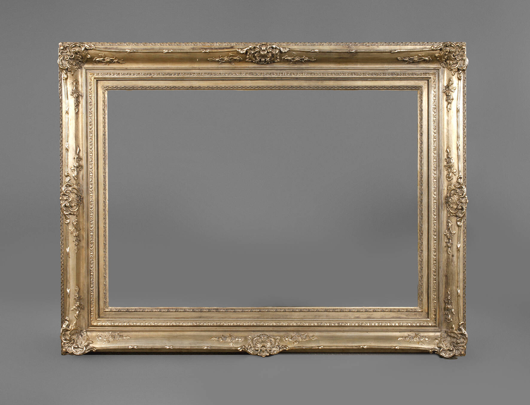 Versilberter Stuckrahmen