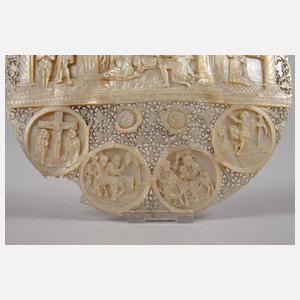 Feine Perlmuttschnitzerei