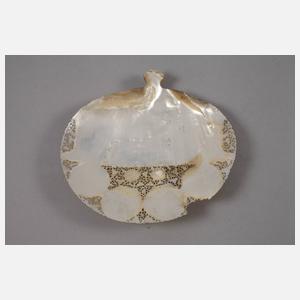 Feine Perlmuttschnitzerei