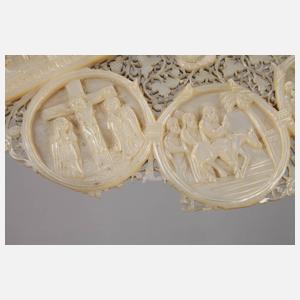 Feine Perlmuttschnitzerei