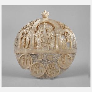 Feine Perlmuttschnitzerei