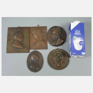 Fünf Bronzeplaketten