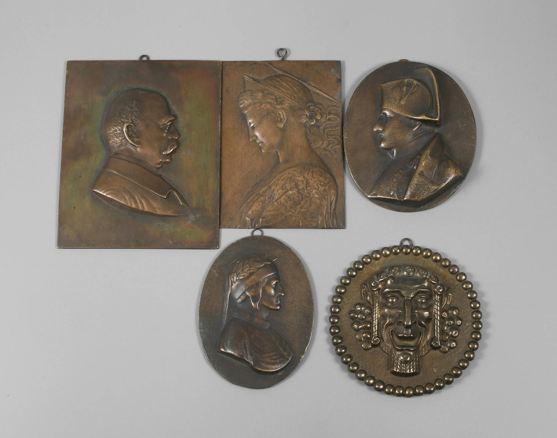 Fünf Bronzeplaketten