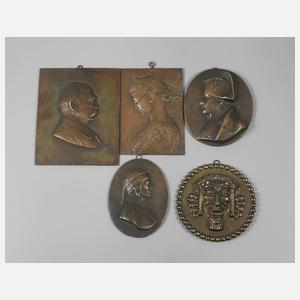 Fünf Bronzeplaketten