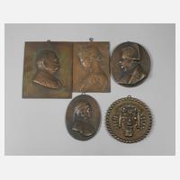Fünf Bronzeplaketten111