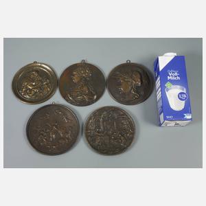 Fünf Bronzeplaketten