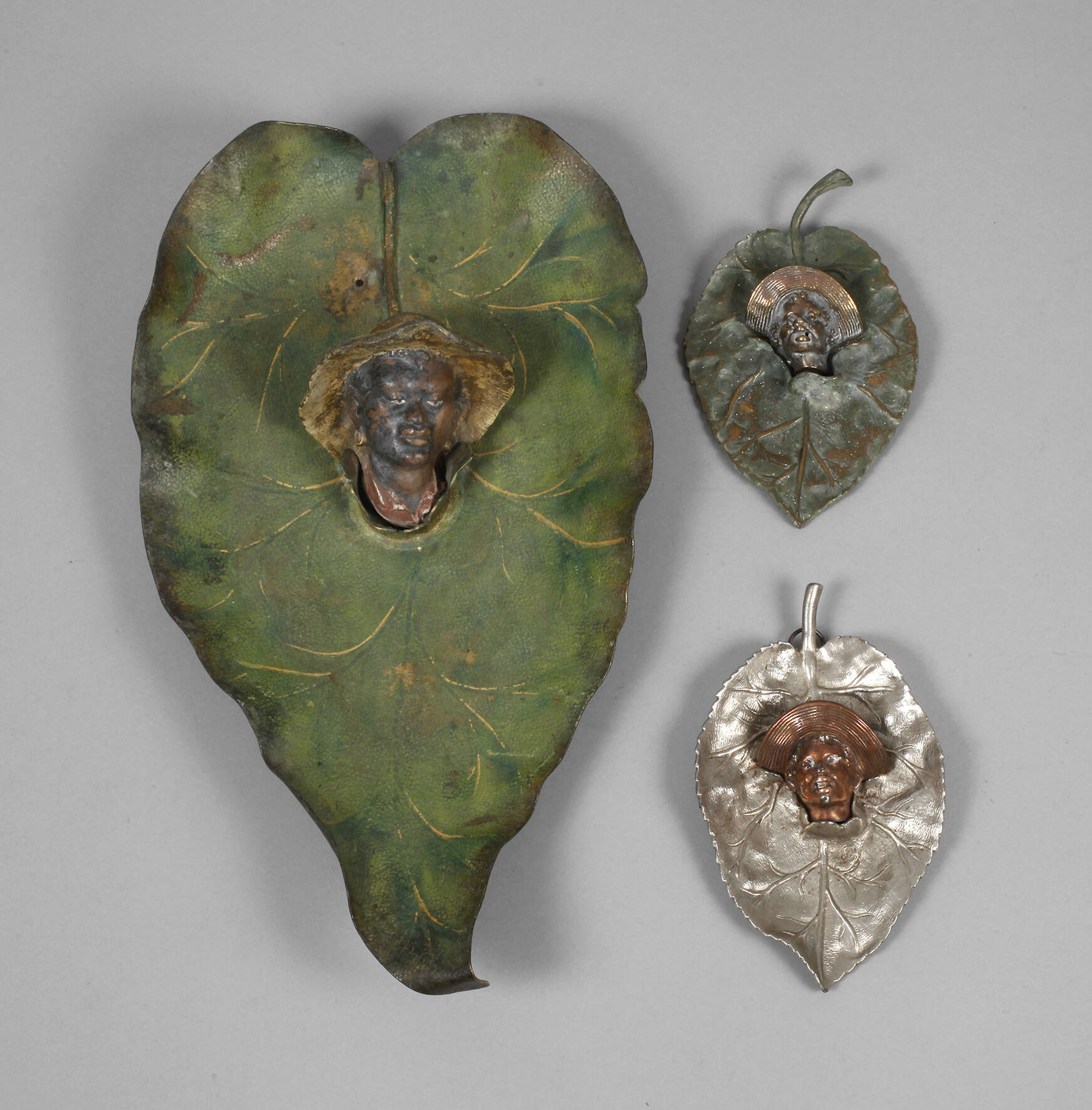 Drei figürliche Wandappliken