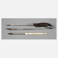 Drei Schreibfedern111